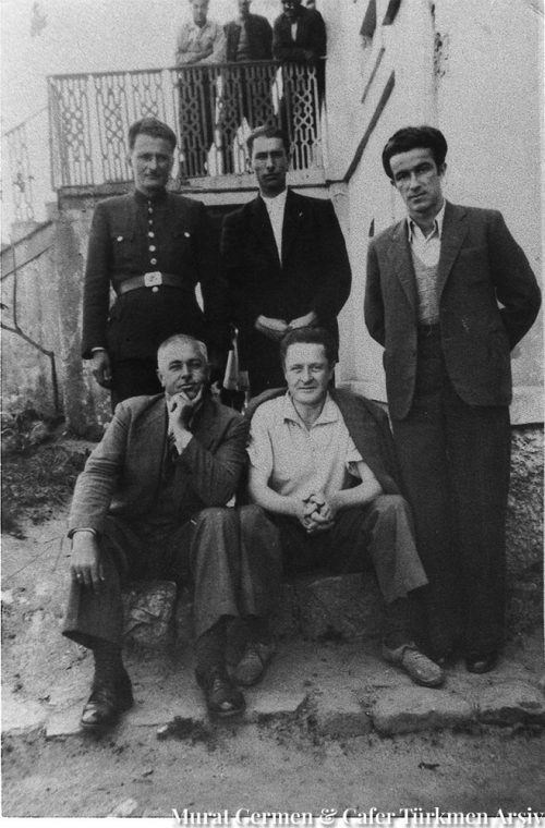 Ayaktakiler: İki cezaevi görevlisi ve Orhan Kemal.
Oturanlar: Mehmet Ali Bey (kâtip), Nâzım Hikmet, 1941. Bursa Cezaevi